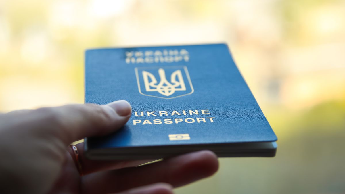 Ukrajinci v branném věku budou moci získat pas jen ve vlasti